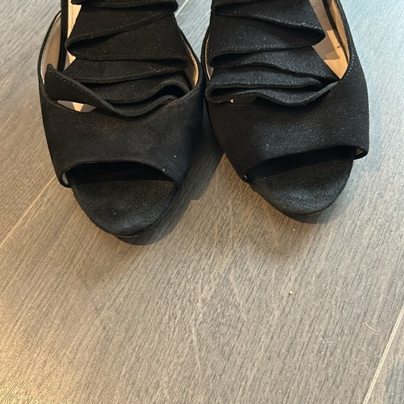 Louise et Cie Suede Peep Toe Ruffle Stiletto Zipper Heels Black Women Size 9.5 - Picture 7 of 16